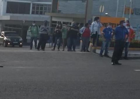 Em menos de uma semana, mais uma cobra é flagrada 'desfilando' em avenida de Manaus