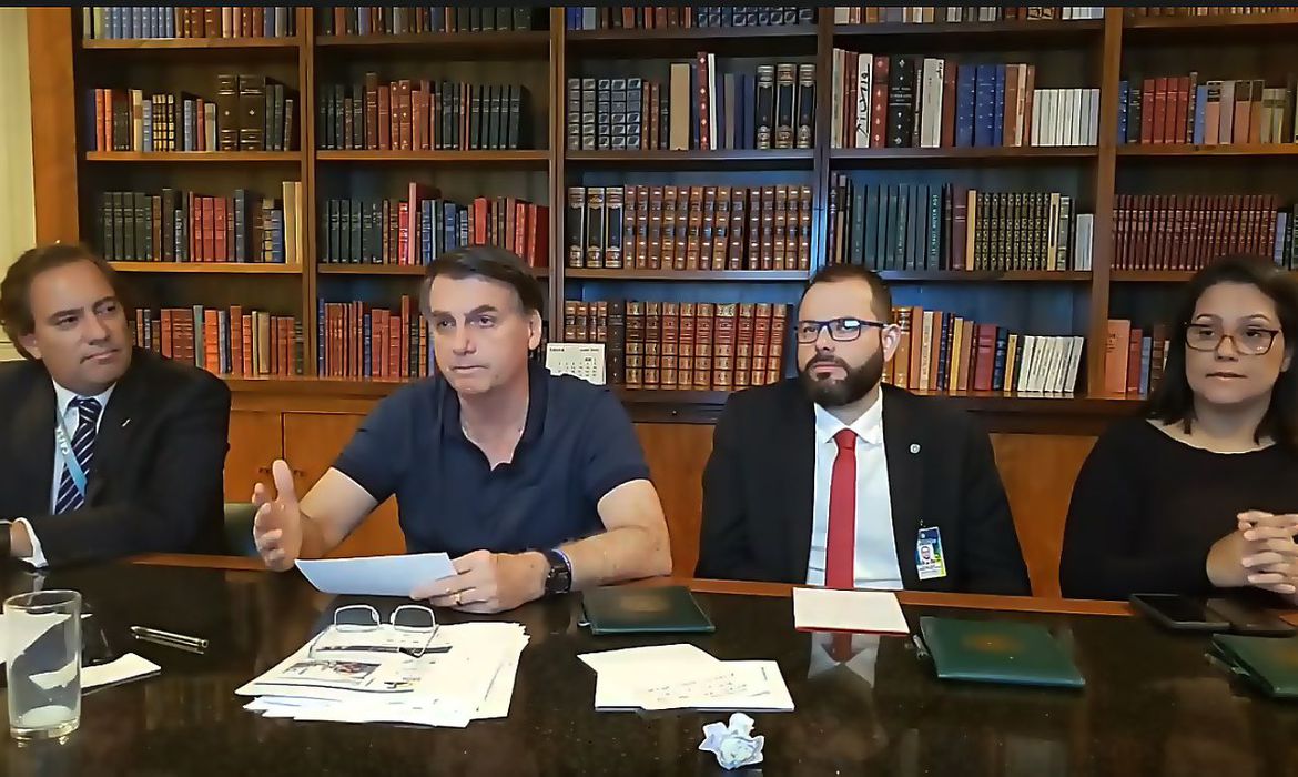 Bolsonaro avalia três nomes e prevê evangélico para STF