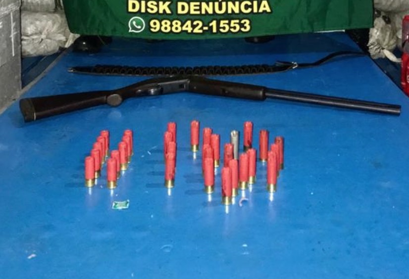 Com espingarda e muita munição, homem é preso dentro de barco em Manaus