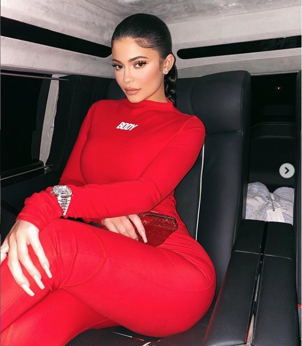 Forbes acusa Kylie Jenner de mentir sobre patrimônio para se passar por bilionária
