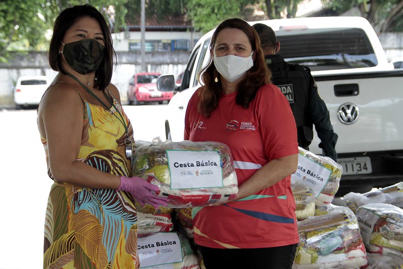 Vendedores de coco e ambulantes da Praia da Ponta Negra recebem cestas básicas