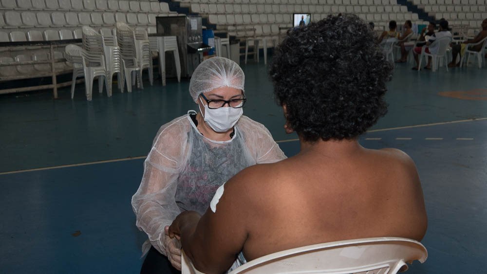 Idosa de 61 anos em situação de rua é resgatada e levada para abrigo emergencial de Manaus 