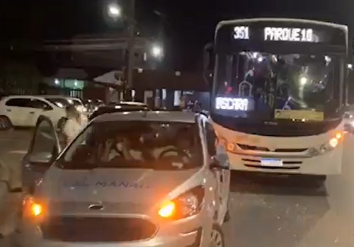 Acidente entre ônibus coletivo e carro de concessionária de água deixa duas pessoas feridas em Manaus