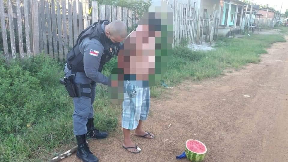 No Amazonas, homem é preso após tentar espancar pais idosos com pedaço de madeira  