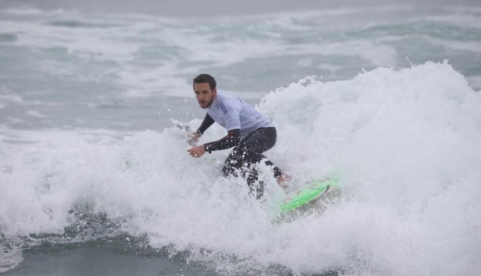 Medalhista do Pan fura quarentena para surfar, é preso e pede desculpa