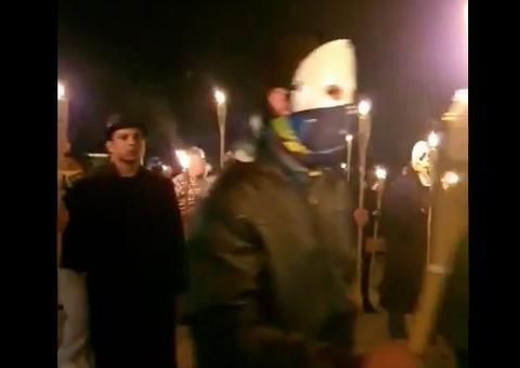 De máscaras e com tochas nas mãos, grupo liderado por Sara Winter 'ataca' ministros do STF