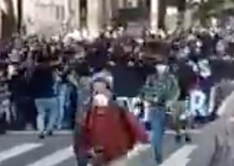 Aos gritos de 'democracia', manifestantes de preto invadem avenida Paulista