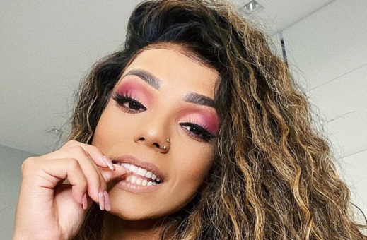 Esposa de Ludmilla esquenta clima na web ao posar de biquíni de oncinha: 'vitamina D'