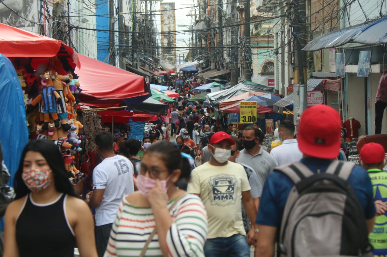 População lota o Centro de Manaus em primeiro dia da reabertura do comércio