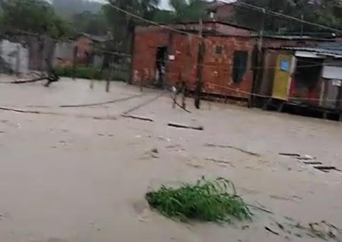 Forte chuva provoca alagamento em rua de Manaus; Veja vídeo