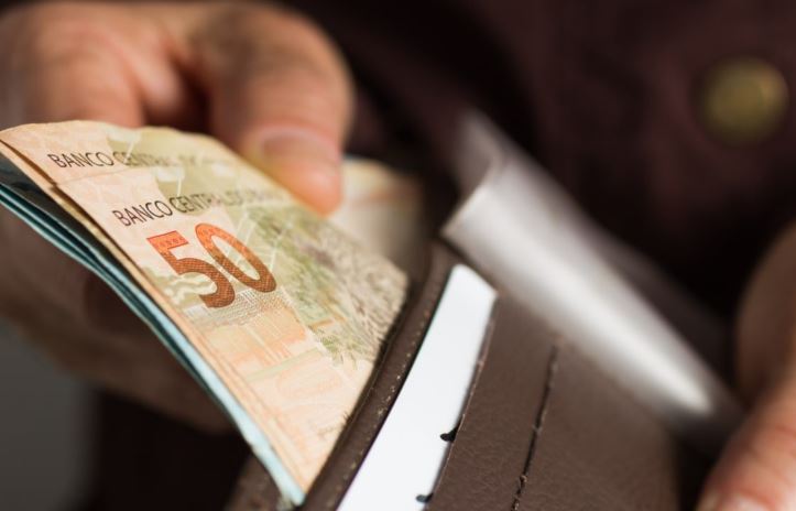 Homens são presos ao tentar emprestar R$ 16 mil com documento falsificado em Manaus