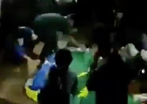 Manifestantes queimam bandeira do Brasil durante protesto; Veja vídeo