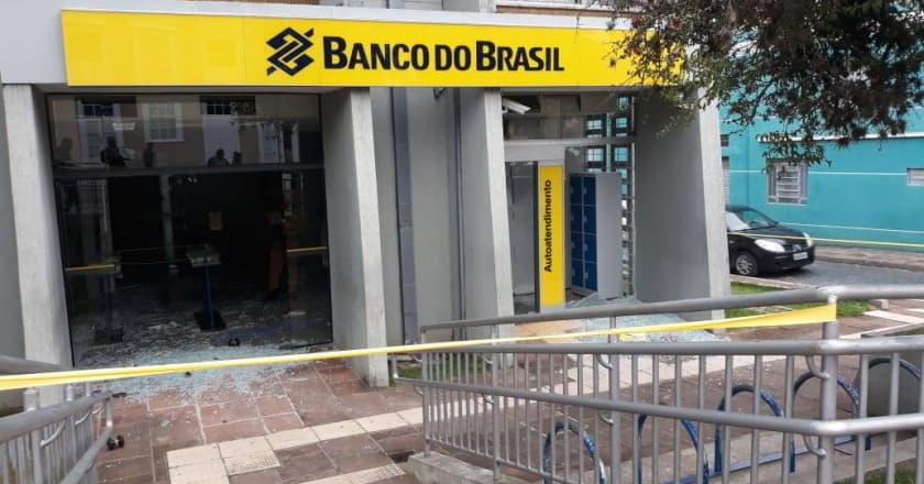 Armados com fuzis, assaltantes fazem refém e trocam tiros com a polícia em agência bancária