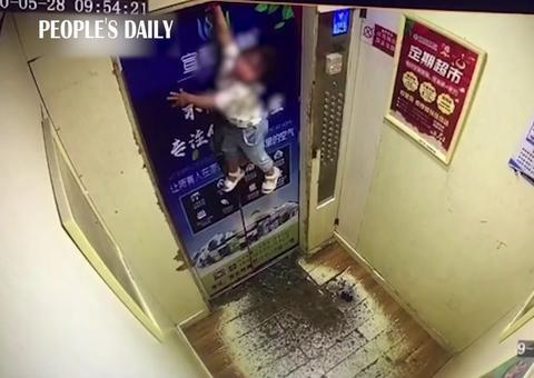 Chocante: criança escapa da morte ao ser pendurada em elevador