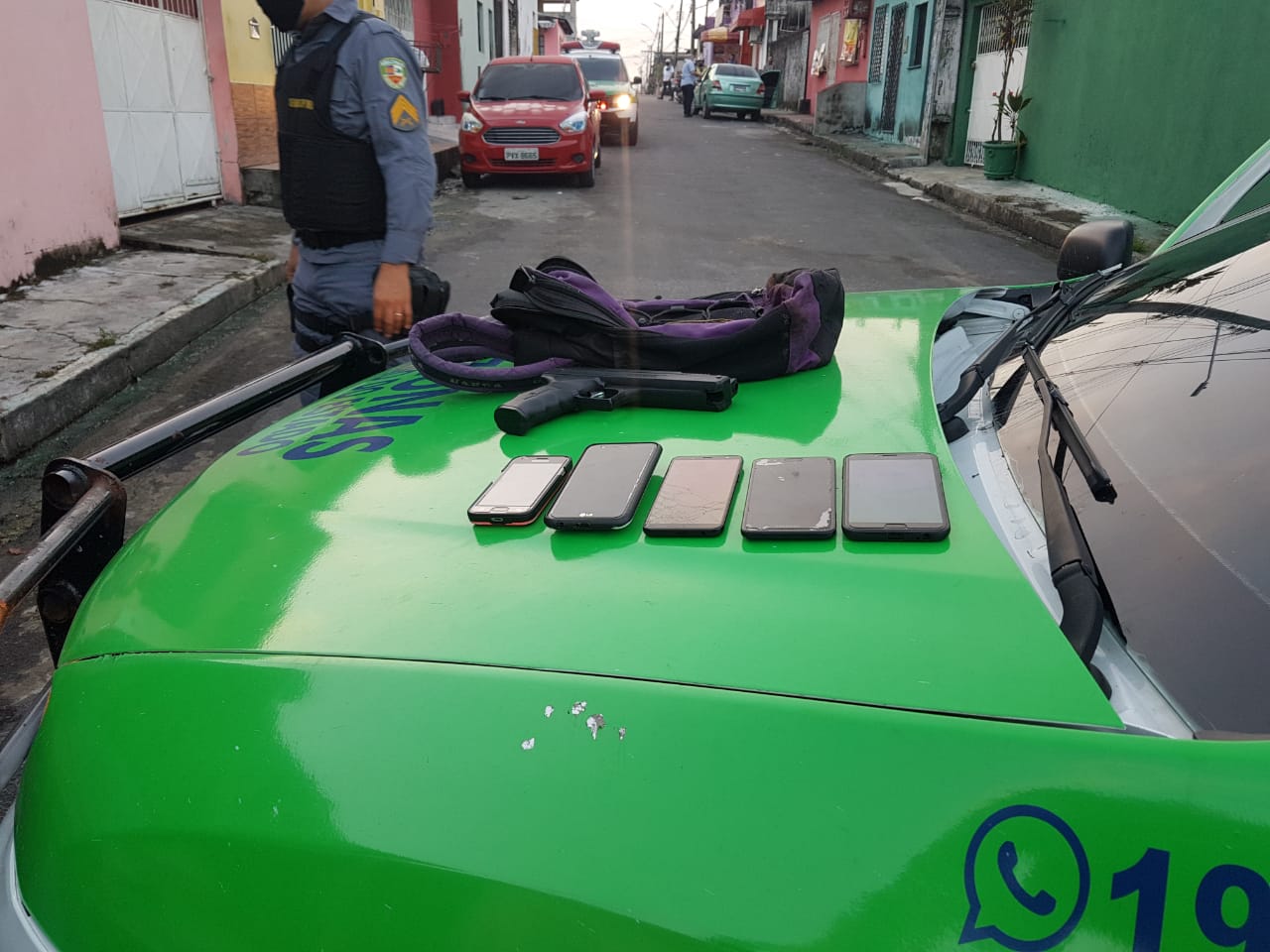 Com farda de empresa, dupla é presa ao ser flagrada fazendo arrastões pelas ruas de Manaus