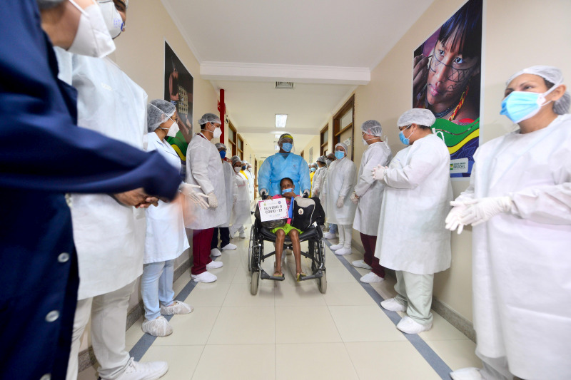 Recuperada, primeira paciente da ala indígena deixa hospital em Manaus