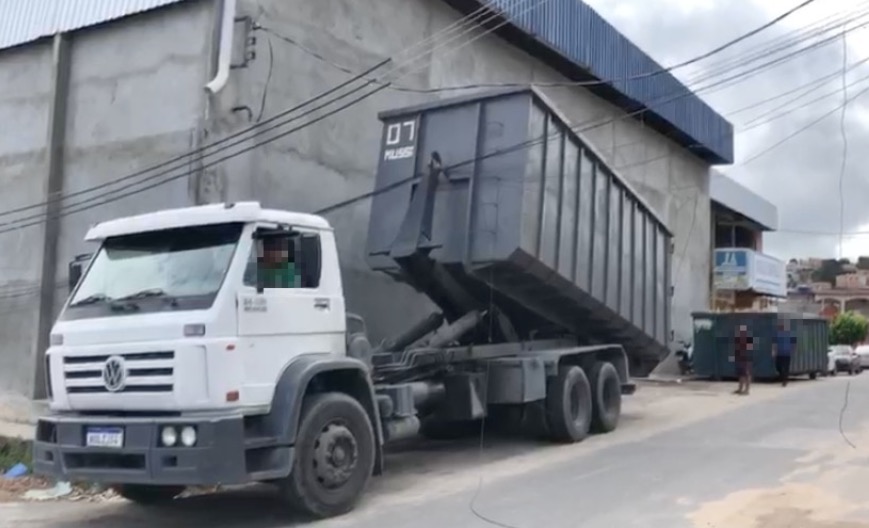 Caçamba arranca fiação e deixa moradores sem energia elétrica em Manaus