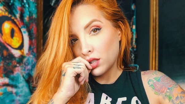 Ex-BBB Clara Aguilar revela pedido inusitado de cliente e afirma que sucesso é 'fazer mais dinheiro com roupa do que sem'