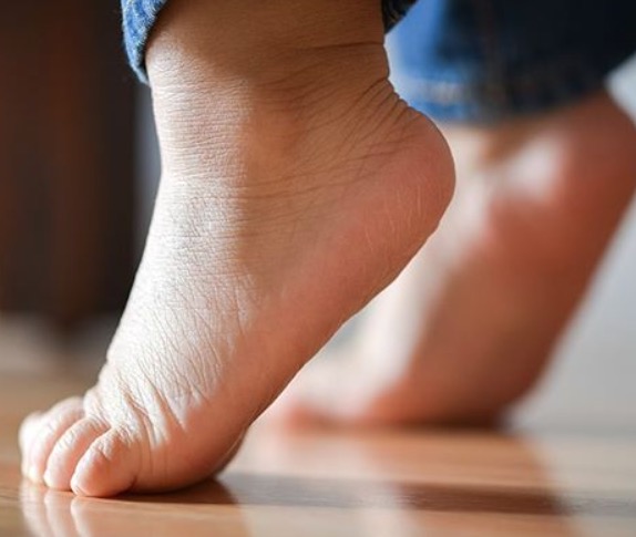 Patroa da mãe de menino que morreu ao cair de prédio vai responder por homicídio