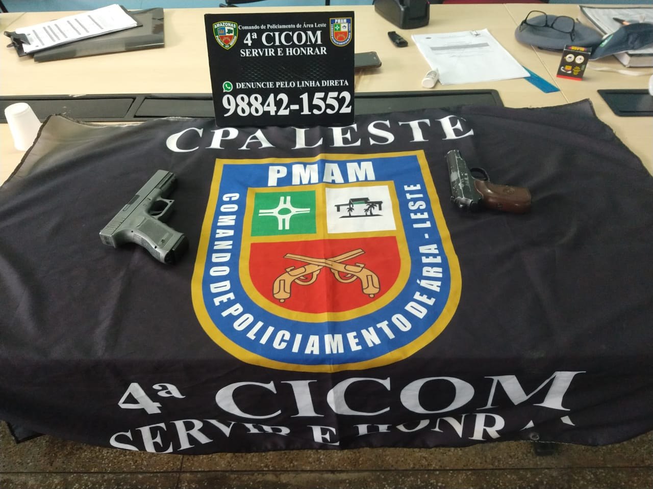 Assaltantes são presos após colidir motocicleta em viatura durante fuga em Manaus 