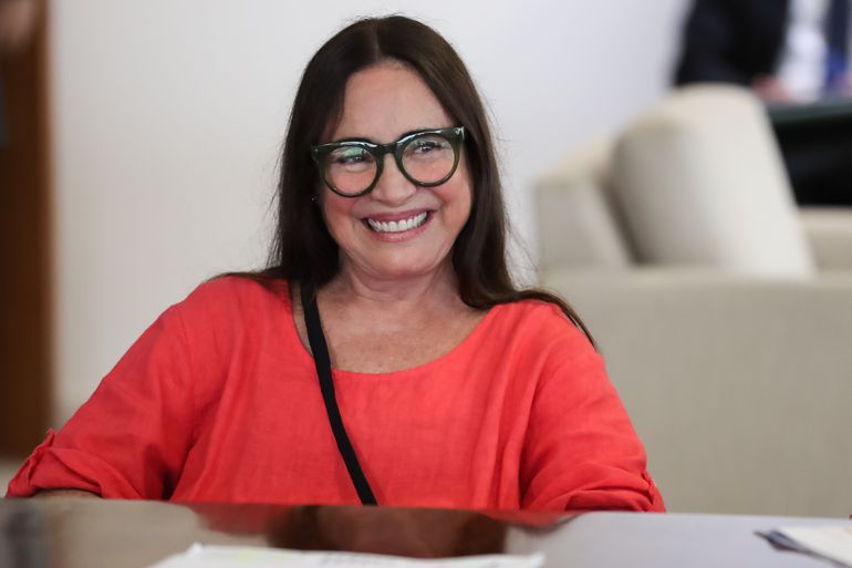 Regina Duarte é alertada pelo Instagram ao postar notícia falsa