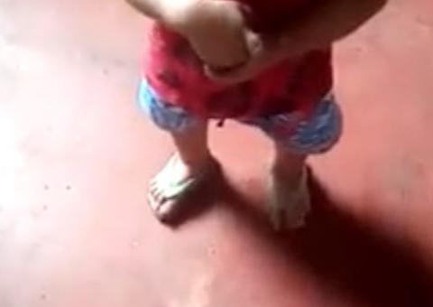 Pai causa revolta ao surgir em vídeo xingando e espancando bebê: 'cara de otário, igual tua mãe'