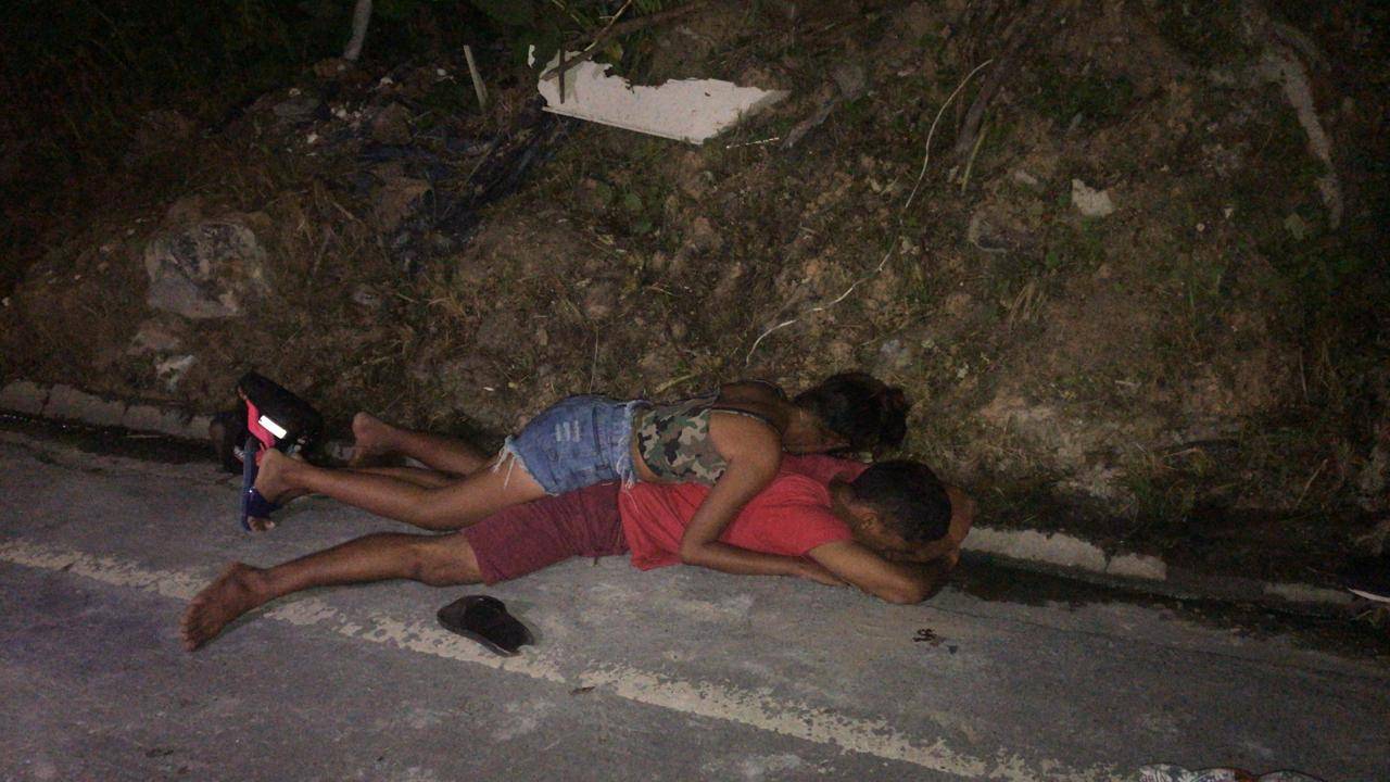 Casal do crime se abraça após ter assalto frustrado por policial em Manaus