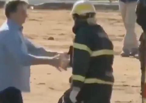 Vídeo: Bolsonaro cai em inauguração de hospital em Goiás