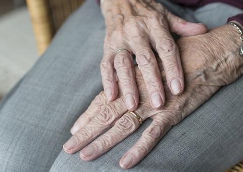 Idosa tira máscara, cospe na mão e passa em objetos vendidos em shopping