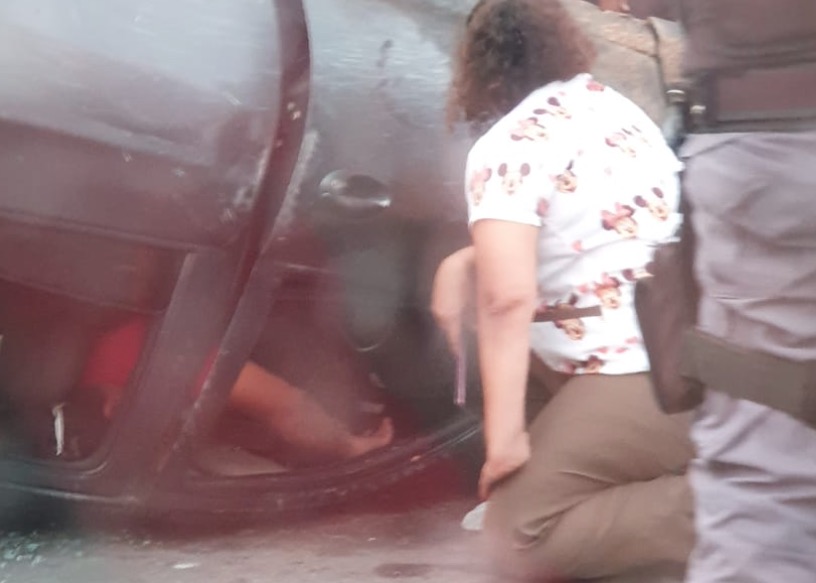 Acidente grave entre três carros deixa homem preso às ferragens em avenida de Manaus