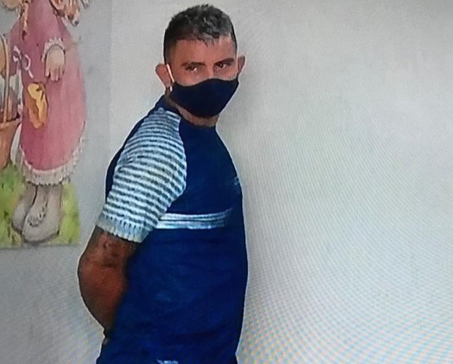 Pai que aparece em vídeo espancando bebê é preso em Manaus