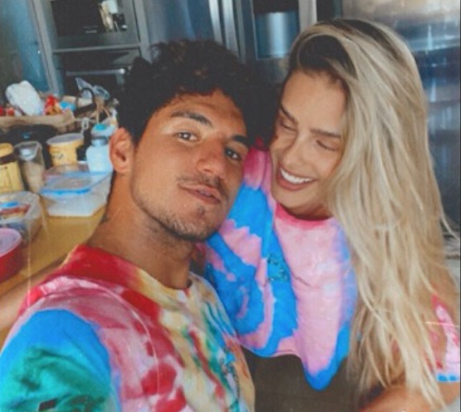 Gabriel Medina enumera talentos de Yasmin Brunet em aniversário: ‘acorda linda’