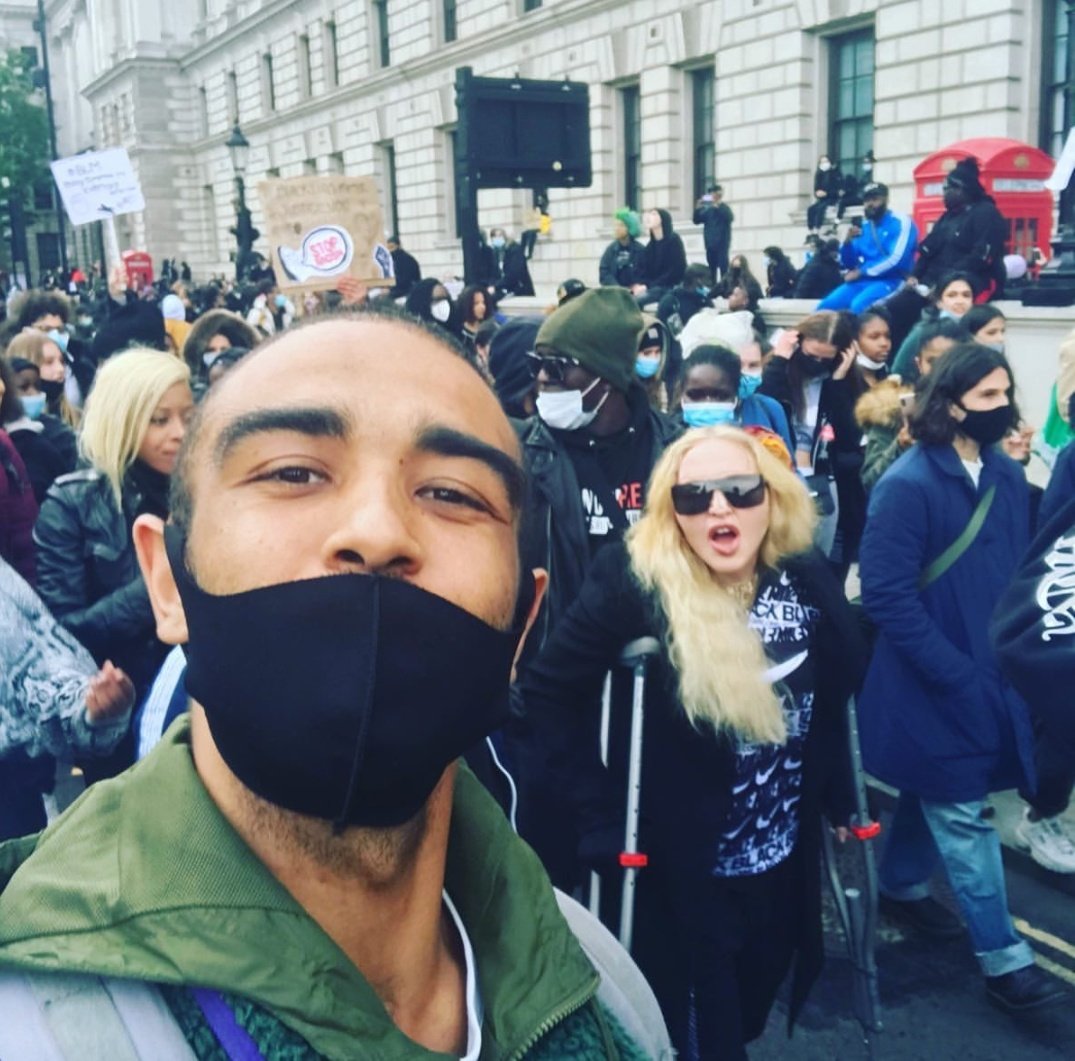 De muletas, Madonna participa de manifestações contra racismo