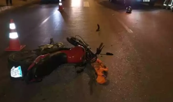 Motociclista perde o controle, bate cabeça em placa de trânsito e morre 