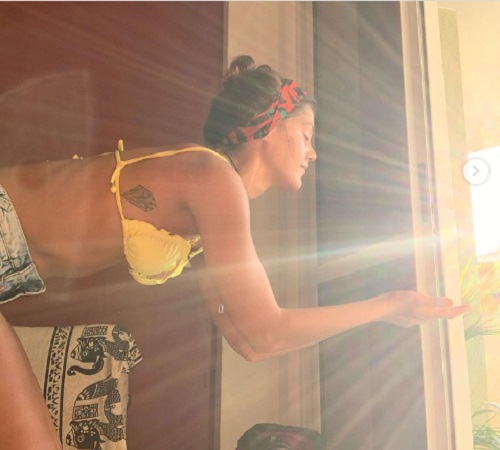 De biquíni, atriz Pâmela Tomé toma sol dentro de casa e exibe corpo sarado