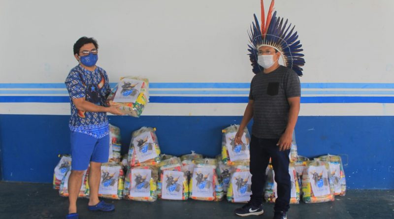 Famílias Sateré-Mawé recebem alimentos arrecadados por Boi Bumbá Caprichoso