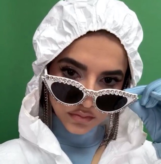 Manu Gavassi faz live diferentona e manda recado para Boninho