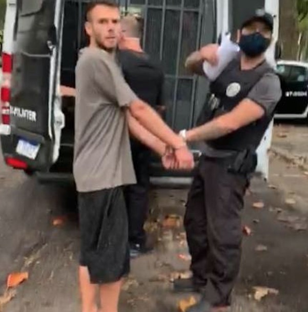 Suspeito de espancar a mãe até a morte estava preso horas antes do crime 