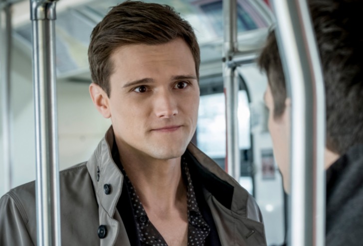 Ator de The Flash é demitido após tuítes racistas virem à tona