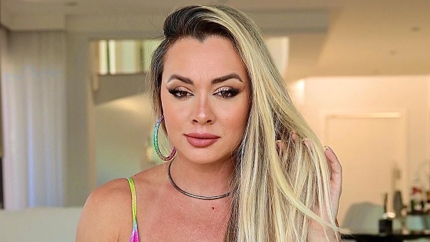 De shortinho, Juju Salimeni impressiona fãs ao exibir pernões