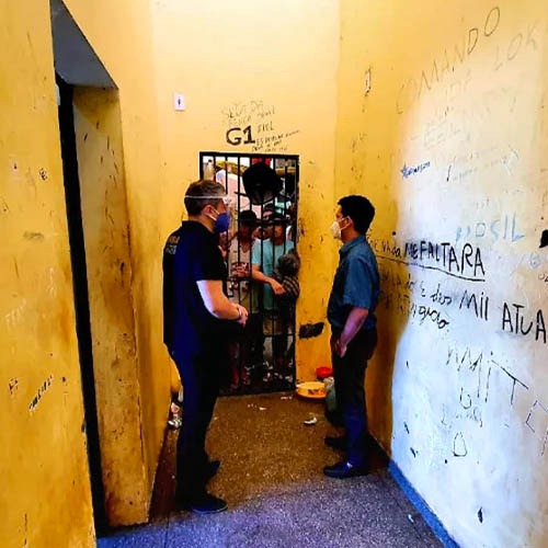 Polícia apreende celular, carregadores e corda em celas de delegacia no Amazonas 
