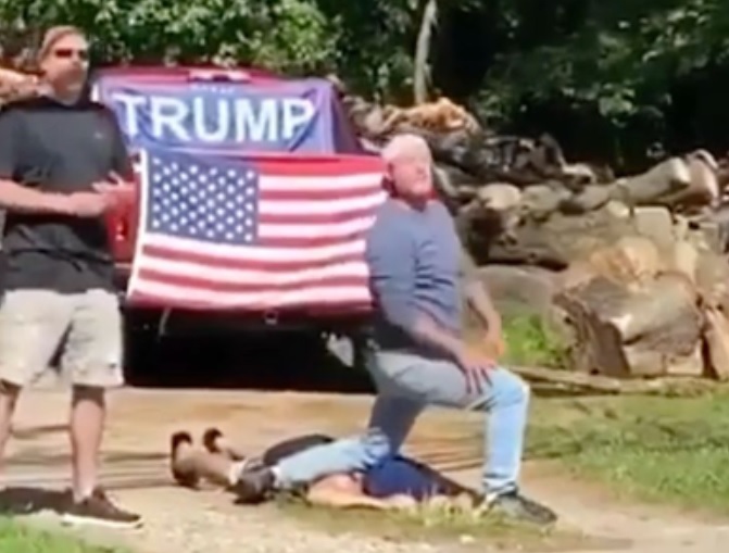 Dupla é punida após zombar de morte de George Floyd 