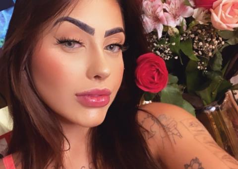 MC Mirella roça popotão GG na cama em novo vídeo picante 