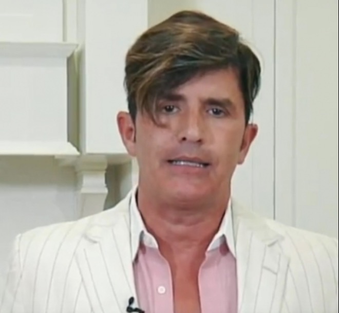 Seminua, filha de Dr. Rey posta fotos picantes no Instagram e bomba na internet