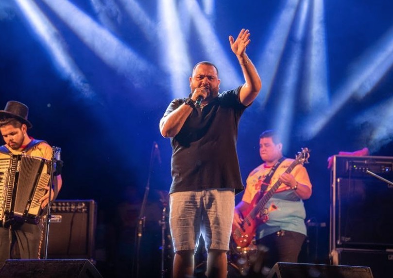 Xiado da Xinela comemora 18 anos de banda com Live direto do Circo Marcos Frota