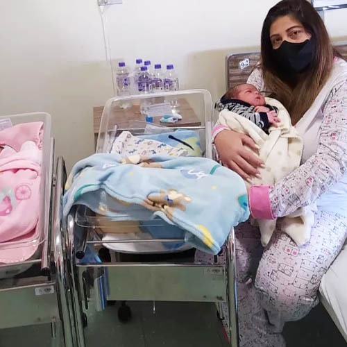 Após descobrir gravidez com uma semana de diferença, mãe e filha dão à luz no mesmo dia