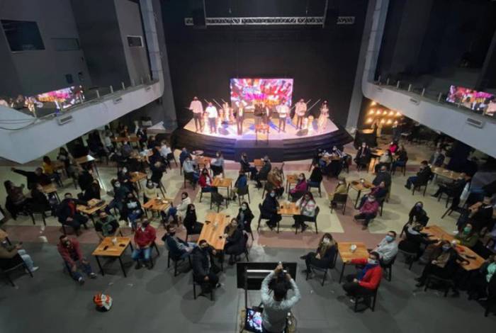 Pastor transforma igreja em bar e viraliza com transmissão ao vivo na Web