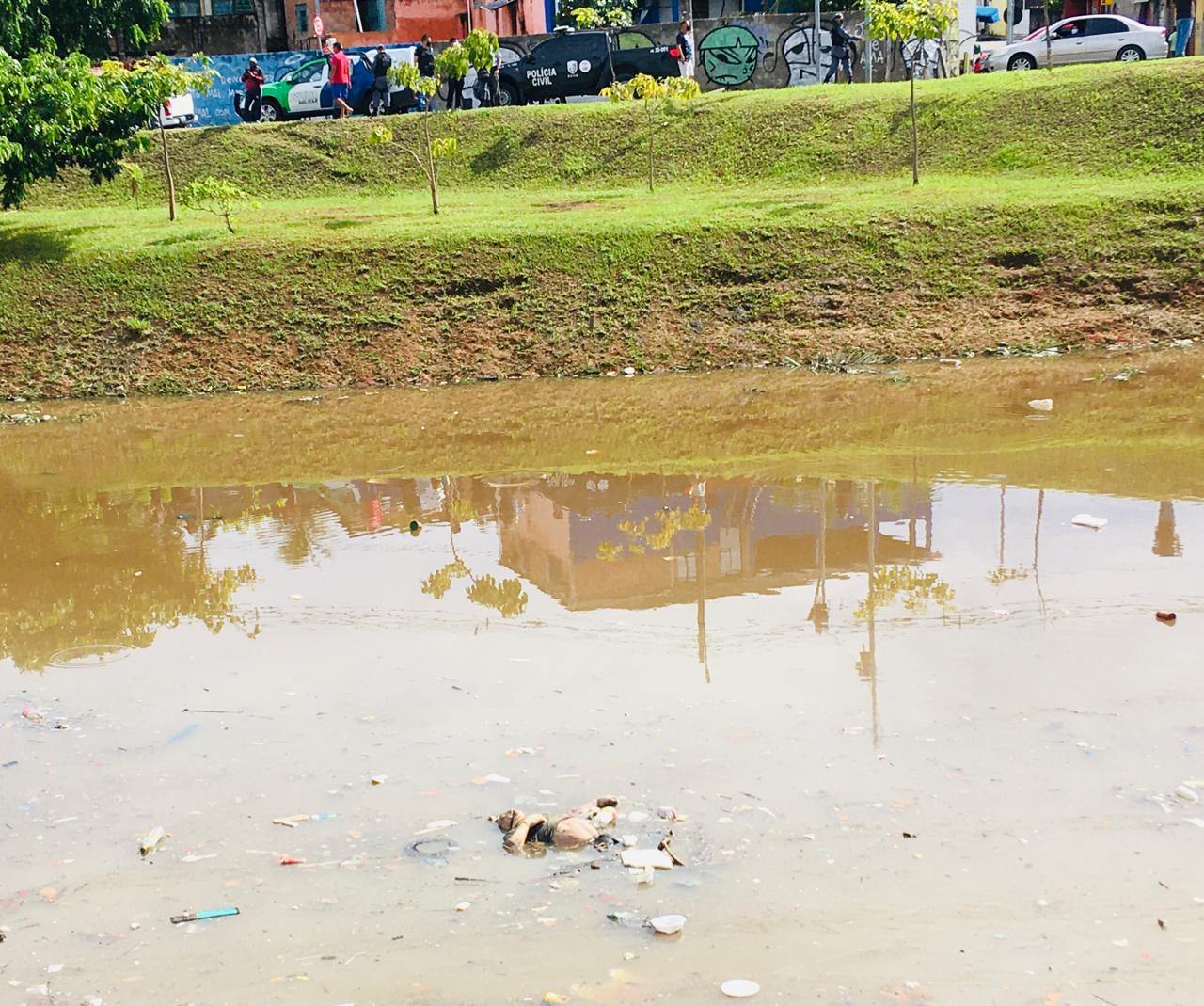 Populares se desesperam ao avistar corpo de homem boiando em igarapé de Manaus