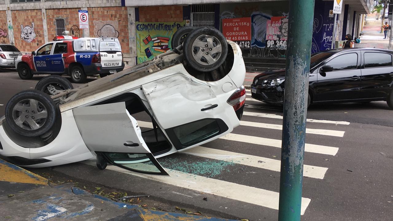 Colisão violenta deixa motorista de app ferido e carro capotado no meio de avenida em Manaus