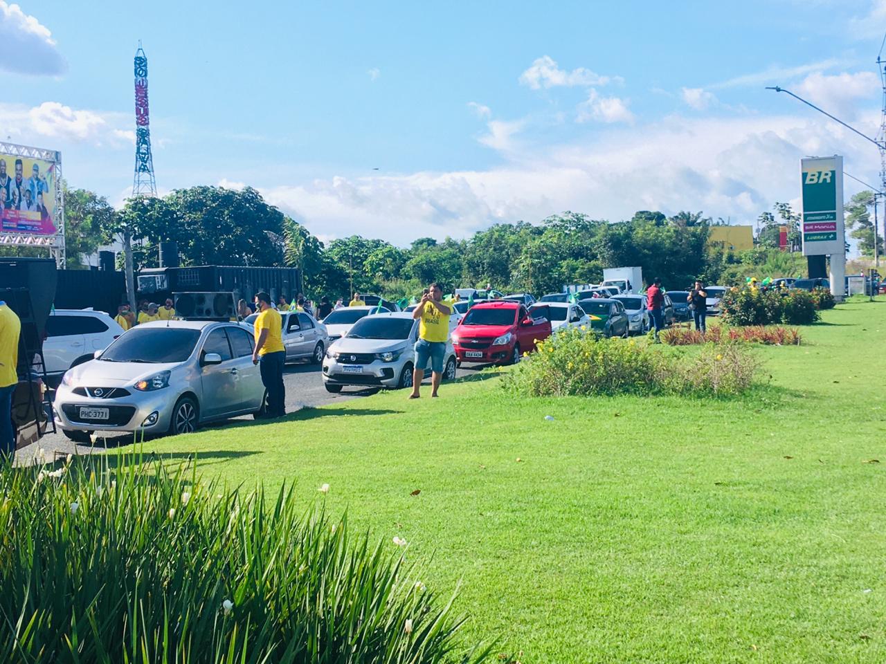 Com bandeiras do Brasil, apoiadores de Bolsonaro iniciam carreata em Manaus